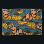 Monarchschmetterling auf gelben Konfektoren Geschirrtuch<br><div class="desc">Handgezeichnet nahtloses Muster mit Armbändern und Monarchschmetterlingen.</div>