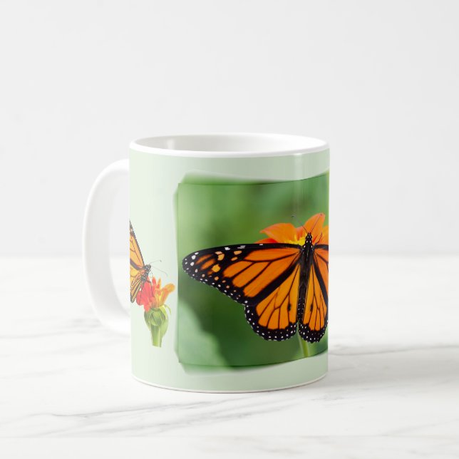 Monarchschmetterling auf grünem Hintergrund. Kaffeetasse (Vorderseite Links)
