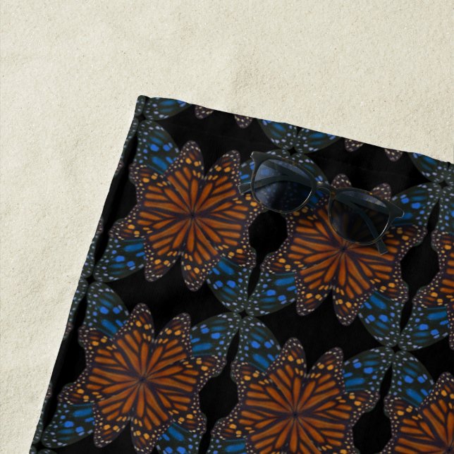 Monarchschmetterling weht nach orangefarbenem und  strandtuch (Beispiel)