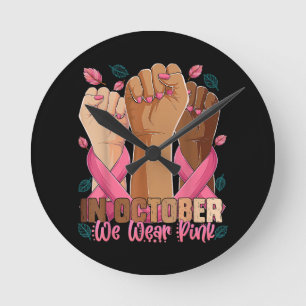 Monat der Brustkrebserkrankung Im Oktober tragen w Runde Wanduhr