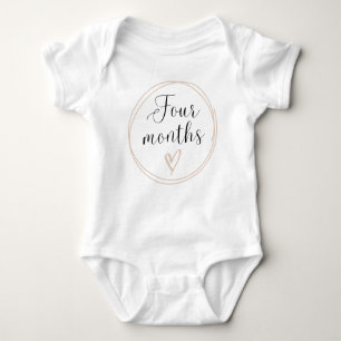 Monatlicher Milestone Bodysuit 4 Monate Baby Strampler