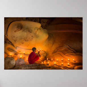 Mönch betend bei einem Buddha Poster