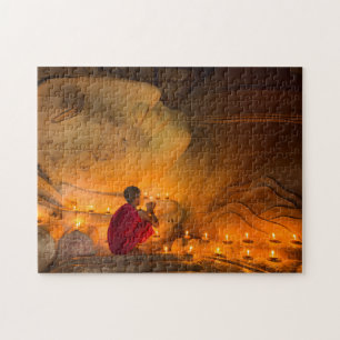 Mönch-Gebet durch einen Buddha Puzzle