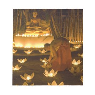 Mönche, die khom-liebige Kerzen und Laternen beleu Notizblock