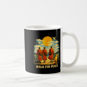 Mönche gehen für den Frieden mit Hund Sonnenunterg Kaffeetasse