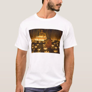 Mönche zünden Khom Loy-Kerzen und Laternen für T-Shirt