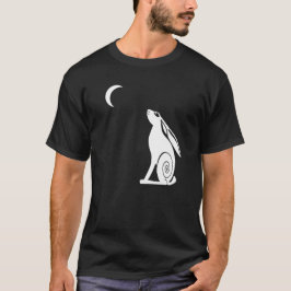 Mond, der das dunkle T-Shirt der Hase-Männer