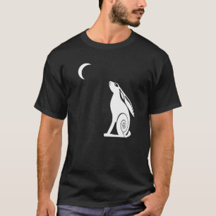 Mond, der das dunkle T-Shirt der Hase-Männer