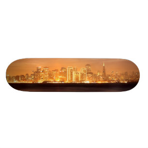Mond, der über San Francisco an dunstigem Dezembe Skateboard