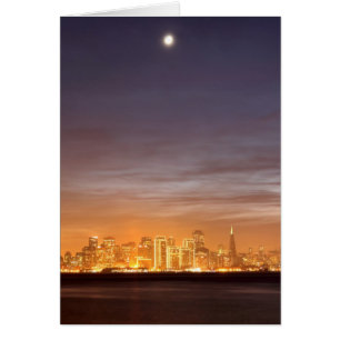 Mond, der über San Francisco an dunstigem Dezember