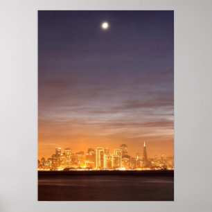 Mond, der über San Francisco an dunstigem Dezember Poster