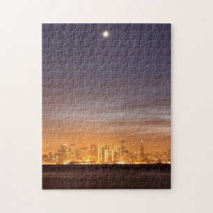 Mond, der über San Francisco an dunstigem Dezember Puzzle