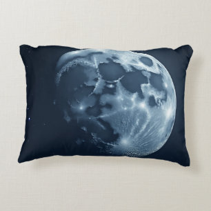Mond im dunklen Kissen
