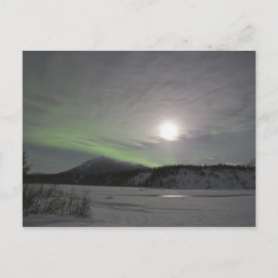 Mond steigt über den Vorhang der grünen Aurora bor Postkarte