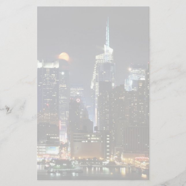 Mond steigt über Stadtmitte New York. Briefpapier (Vorderseite)