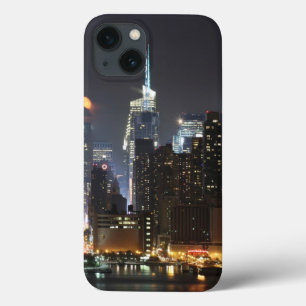 Mond steigt über Stadtmitte New York. iPhone 13 Hülle