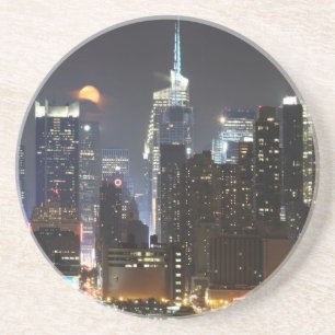 Mond steigt über Stadtmitte New York. Getränkeuntersetzer