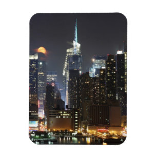 Mond steigt über Stadtmitte New York. Magnet