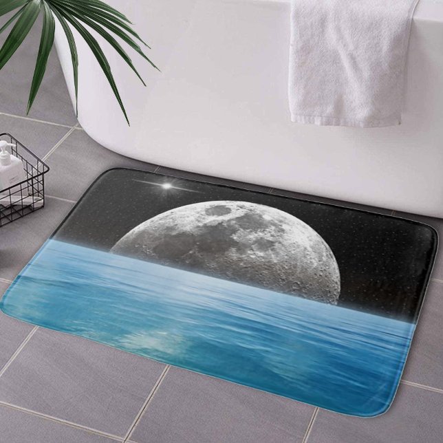 Mond über dem Ozean Badematte (Moon Over the Ocean Bath Mat by Looly Elzayat
)