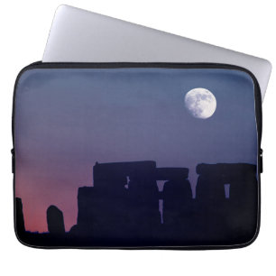 Mond über Stonehenge Wiltshire, England Laptopschutzhülle