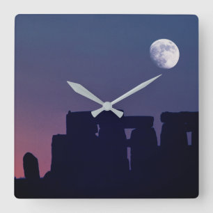 Mond über Stonehenge Wiltshire, England Quadratische Wanduhr