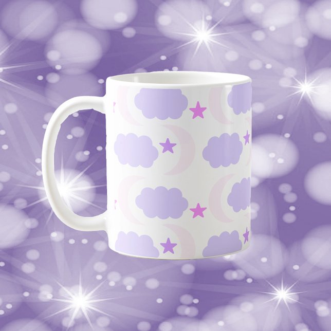 Mond Wolken Sterne Hellrosa Lila Kaffeetasse (A mug with a pink and purple pattern of clouds, moons and stars.)