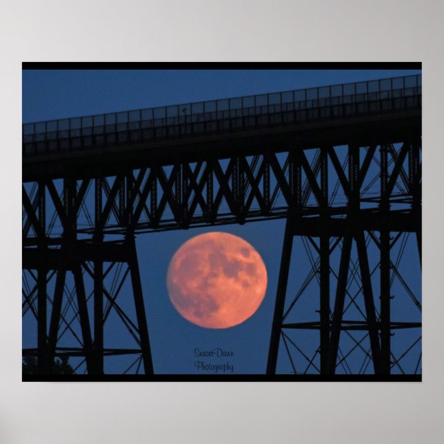 Mondaufstieg unter der Walkway Bridge Poster (Vorne)