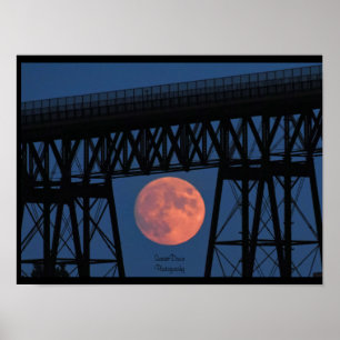 Mondaufstieg unter der Walkway Bridge Poster