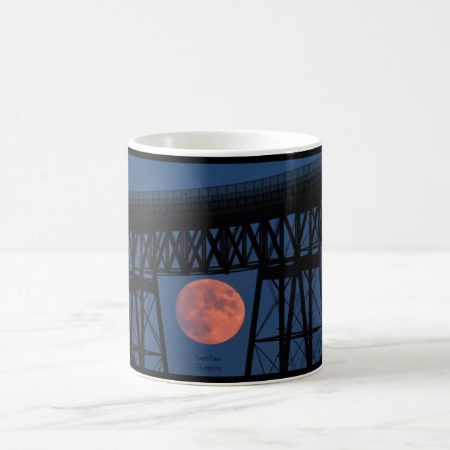 Mondaufstieg unter der Walkway-Brücke Kaffeetasse (Mittel)
