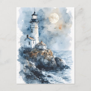 Mondbeschienener Leuchtturm an der felsigen Küste Postkarte