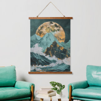 Mondgipfel: Fantasy Mountains Under a Mystic Moon Wandteppich Mit Holzrahmen