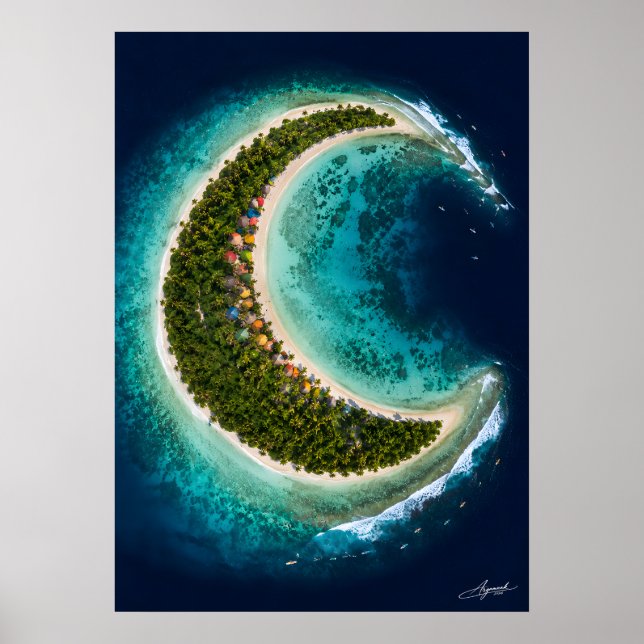 Mondhalbinsel mit Surfern in der Satellitenansicht Poster (Vorne)