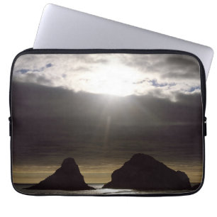 Mondlicht über den Ozeanfelsen Oregon Laptopschutzhülle