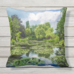 Monet - Giverny Gärten Kissen<br><div class="desc">Claude Monet einer der berühmtesten französischen Impressionismuskünstler überhaupt bekannt. Seine schönen Landschaften,  Wasserlilien und selbstverständlich die japanische Brücke leben an für immer.</div>