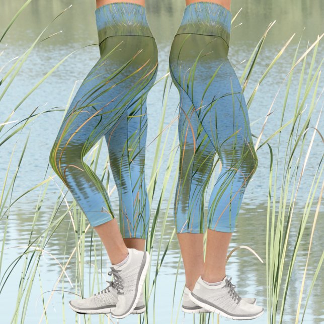 Monet inspiriert Lake Cattails Blau und Grün Capri Leggings (Von Creator hochgeladen)