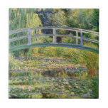 Monet japanische Brücke mit Wasser-Lilien-Fliese Fliese<br><div class="desc">Monet japanische Brücke mit Wasser-Lilienfliese. Ölmalerei auf Leinwand ab 1899. Monet malte die Brücke der japanischen Art über seinem Wasserlilienteich zu Giverny mehrfachen Zeiten während seiner langen Karriere. Dieses ist eins von den berühmtesten Monets der japanischen Brückenmalereien. Die Arbeit kennzeichnet die Brücke am mittleren Morgen mit der Sonne, die unten...</div>
