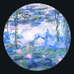 Monet Pink Water Lilies Runder Aufkleber<br><div class="desc">Ein rosafarbener Monet-Aufkleber mit wunderschönen rosa Seerosen,  die in einem ruhigen,  blauen Teich mit Lilienpolstern schwimmen. Ein großartiges Monet-Geschenk für die Liebhaber von Impressionismus und französischer Kunst.</div>