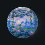 Monet Wasser-Lilien-Knopf Button<br><div class="desc">Monet Wasser-Lilienknopf. Ölmalerei auf Leinwand ab 1916. Monet malte seinen berühmten Wasserlilienteich besessen während der letzten Jahre seiner Karriere und zeichnete Inspiration vom Licht der Sonne und sein verschiebeneffekt auf das Wasser und die WasserBlumen und das Laub. Diese Malerei kennzeichnet einen vibrierenden Gebrauch von Rosa, Blues und Purpur und macht...</div>