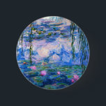 Monet Wasser-Lilien-Knopf Button<br><div class="desc">Monet Wasser-Lilienknopf. Ölmalerei auf Leinwand ab 1916. Monet malte seinen berühmten Wasserlilienteich besessen während der letzten Jahre seiner Karriere und zeichnete Inspiration vom Licht der Sonne und sein verschiebeneffekt auf das Wasser und die WasserBlumen und das Laub. Diese Malerei kennzeichnet einen vibrierenden Gebrauch von Rosa, Blues und Purpur und macht...</div>