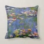 Monet Water Lilies 1916 Throw Kissen<br><div class="desc">Monet Water Lilies 1916 werfen Kissen. Ölmalerei auf Leinwand aus dem Jahr 1916. Der französische Impressionist Claude Monet ist nach wie vor berühmt und beliebt für die Gemälde der Wasserlilie, die er in seinem Gartenteich in Giverny entwarf. Diese spezielle Wasserlilienmalerei stammt aus dem Jahr 1916 und zeigt Monets Bewegung in...</div>