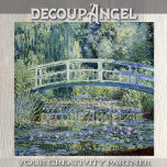 Monet- Water Lilies und japanische Bridge Decoupag Seidenpapier<br><div class="desc">Dieses entweihte Papiertaschentuch zeigt ein hochauflösendes Foto von Claude Monets Water Lilies und Japans Bridge, einem Meisterwerk, das die friedliche Ruhe von Monets Garten in Giverny einfängt. Das Bild zeigt die ikonische japanische Brücke, die anmutig über einen Teich ragt, der von zarten Seerosen umgeben ist und von üppiger Vegetation umgeben...</div>