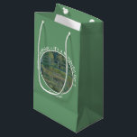 Monets Party Water-Lily Pond und Footbridge Kleine Geschenktüte<br><div class="desc">Dies ist eines seiner berühmten Gemälde aus seinem Wassergarten auf seiner Zuhause in Giverny. Claude Monet (1840-1826) war einer der Gründer der französischen impressionistischen Bewegung. Er ist vielleicht am meisten für seine Gemälde von Lilien und Wasser bekannt. Der Begriff Impressionismus leitet sich aus dem Titel seines Gemäldes "Impression, Sunrise" ab....</div>