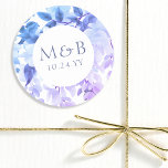 Mongram Lila Watercolor Wisteria Floral Wedding Runder Aufkleber<br><div class="desc">Monogram Lila Watercolor Wisteria Floral Wedding Stickers bietet elegante Watercolor Wisteria Blume in weicher Lavendel und lila mit grünen Blätter auf weißem Hintergrund mit Ihrem Monogramm und Hochzeitsdatum unten. Für Sie entworfen von Evco Studio www.zazzle.com/store/evcostudio</div>