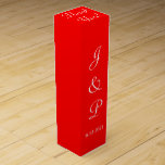 Mongram Red White Wedding Wine Box<br><div class="desc">Romantische mit Monogramm Hochzeitsweinkästen in leuchtend rotem Weiß für Ihre Empfang. Personalisieren Sie die Vornamen der Braut und der Gebräuche und das Hochzeitdatum in weißem Text. Vielen Dank, Sie sind in einem weißen Skript auf dem Kasten geschrieben. Verwenden Sie für Wein oder Champagner Flaschen, die im Inneren getuckt werden, oder...</div>