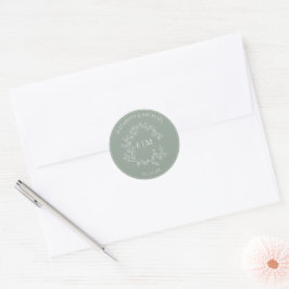Mongram Wedding Cla Modern Sage Green Leafy Wappen Runder Aufkleber