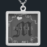 Mongram Wedding Date Anniversary Necklace Versilberte Kette<br><div class="desc">Wedding Keepake Wedding Party Necklaces - um die Hintergrundfarbe zu ändern - klicken Sie auf anpassen - klicken Sie auf Bearbeiten - wählen Sie das letzte Tool aus dem Drop-Down-Menü und wählen Sie eine der angezeigten Farben aus oder geben Sie Ihren RGB-Hex-Code für Ihre Hochzeitfarbe ein. Um die Schriftart-Farbe zu...</div>