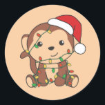 Monkey Christmas Winter Animals Affen Classic Ro Runder Aufkleber<br><div class="desc">Der Affe zu Weihnachten mit Feenlicht. Hübsche Tiere mit Geschenken und Schnee für den Urlaub. Ein süßes Weihnachtsgrüßen. Affen sind niedliche Tiere und perfekt zu Weihnachten.</div>