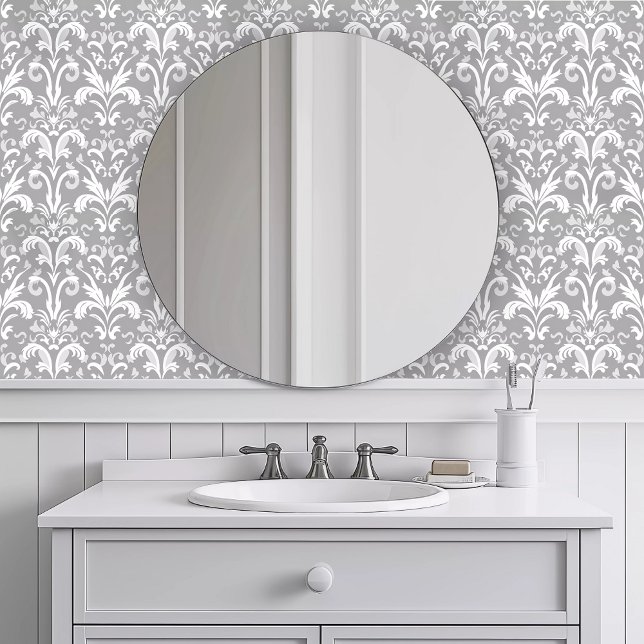 Monochromatisch, grau tapete (Monochromatic Intricate Gray Wallpaper in a white bathroom.)