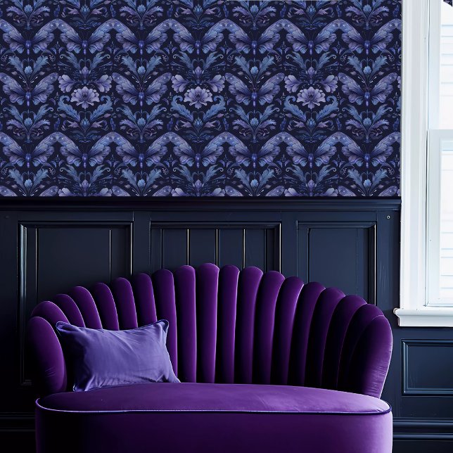 Monochromatische blaue Fairycore-Schmetterlinge Tapete (Fairycore Monochromatic Blue Butterflies Wallpaper above a purple scalloped sofa.)