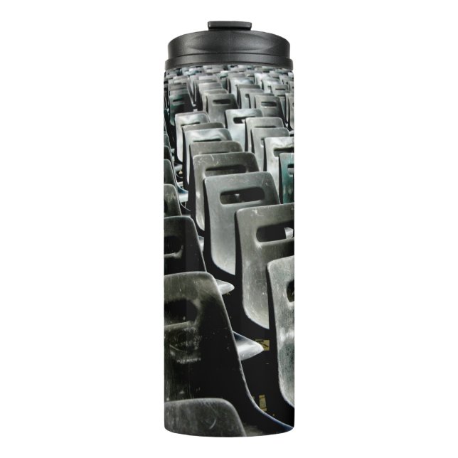 Monochromatische graue Stühle Thermosbecher (Vorderseite)